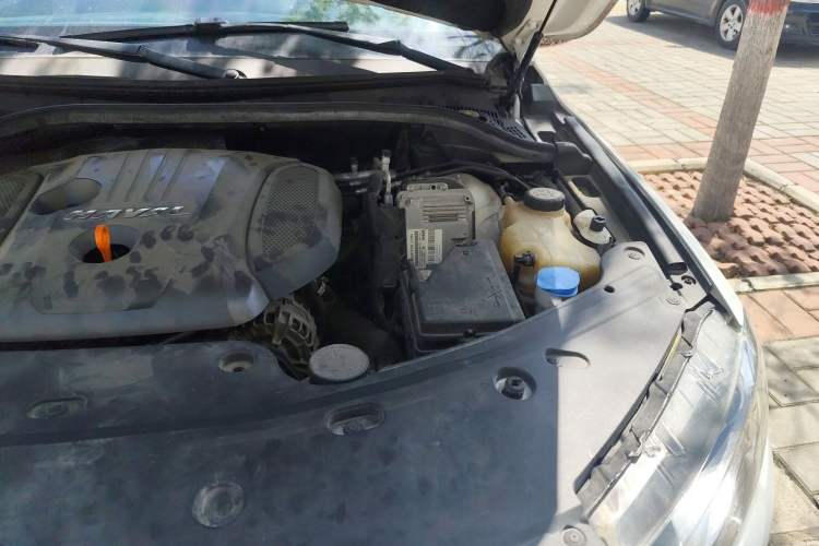 Used Haval H8 2017 2.0T Gasoline Two-Wheel Drive Enjoyment Version Engine Bay Left