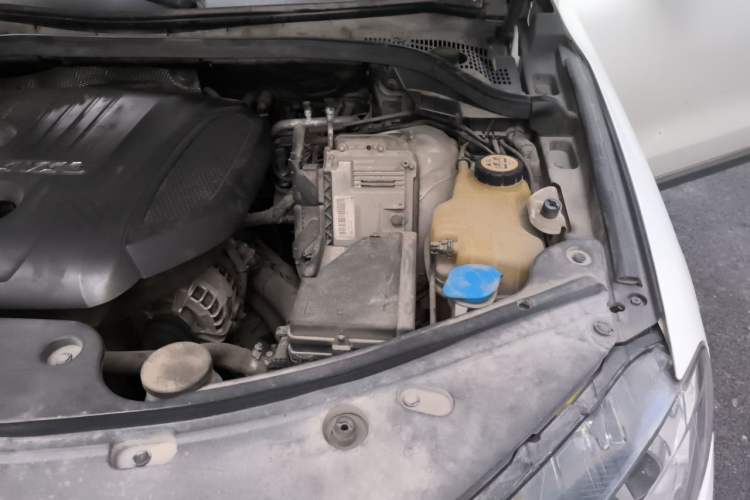Used Haval H8 2017 2.0T Gasoline Two-Wheel Drive Smart Edition Engine Bay Left