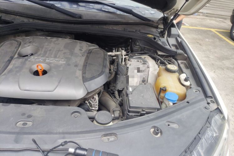 Used Haval H8 2017 2.0T Gasoline Two-Wheel Drive Smart Edition Engine Bay Left