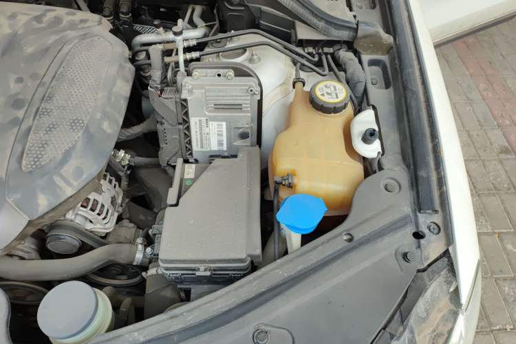 Used Haval H8 2017 2.0T Gasoline Two-Wheel Drive Enjoyment Version Engine Bay Left