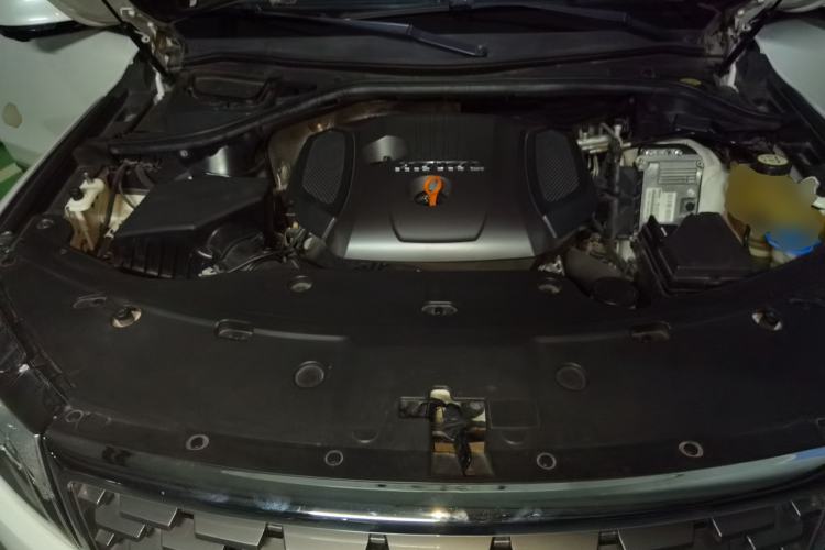 Used Haval H8 2017 2.0T Gasoline Two-Wheel Drive Smart Edition Engine Bay