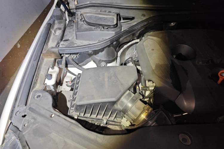 Used Haval H8 2017 2.0T Gasoline Two-Wheel Drive Smart Edition Engine Bay Right