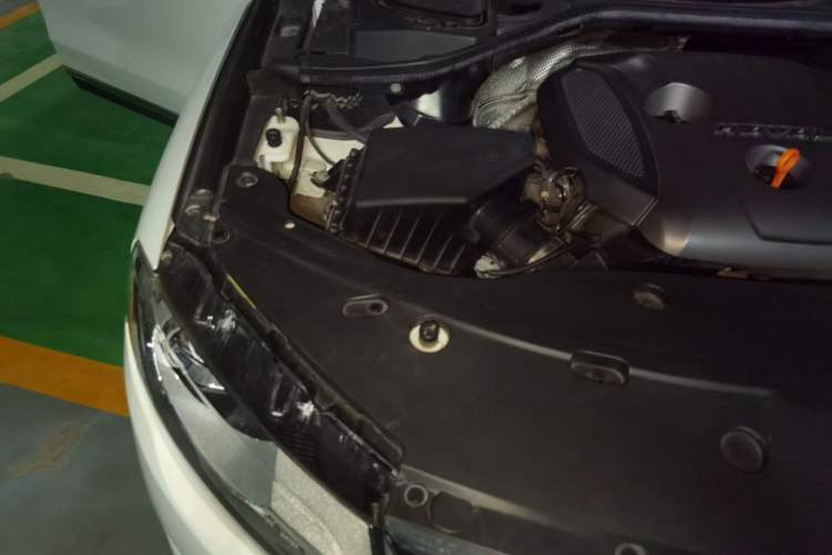 Used Haval H8 2017 2.0T Gasoline Two-Wheel Drive Smart Edition Engine Bay Right