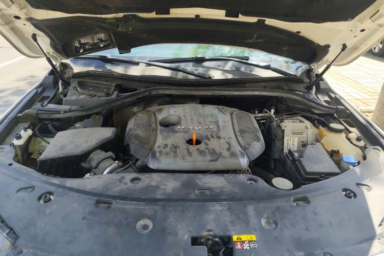 Used Haval H8 2017 2.0T Gasoline Two-Wheel Drive Enjoyment Version Engine Bay