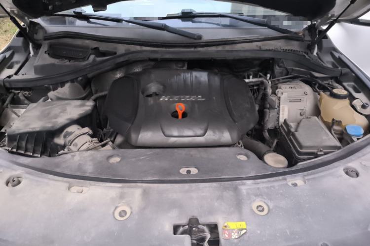 Used Haval H8 2017 2.0T Gasoline Two-Wheel Drive Smart Edition Engine Bay