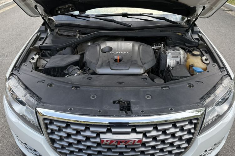 Used Haval H8 2017 2.0T Gasoline Two-Wheel Drive Smart Edition Engine Bay