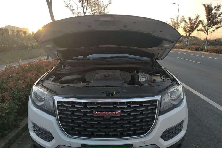 Used Haval H8 2017 2.0T Gasoline 4x4 Enjoyment Model Engine Bay