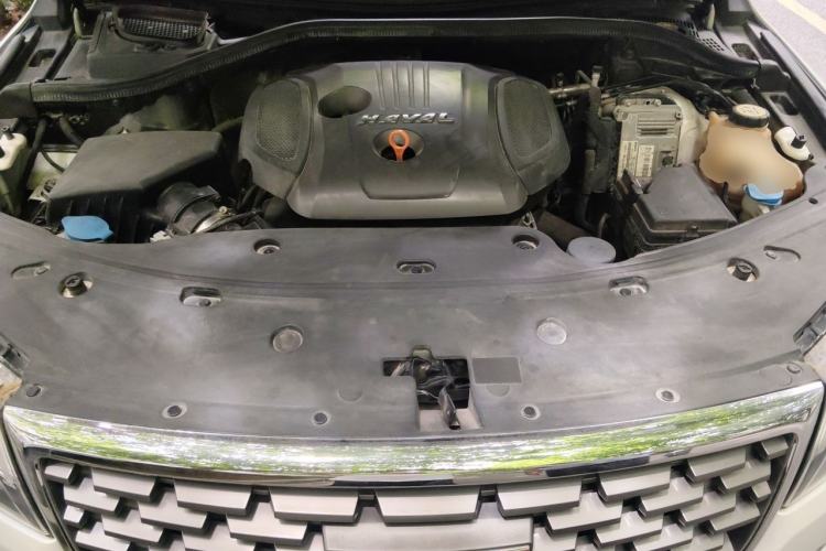 Used Haval H8 2017 2.0T Gasoline Four-Wheel Drive Luxury Model Engine Bay