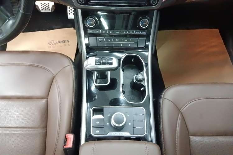 Used Haval H8 2017 2.0T Gasoline Two-Wheel Drive Enjoyment Version Gear Lever
