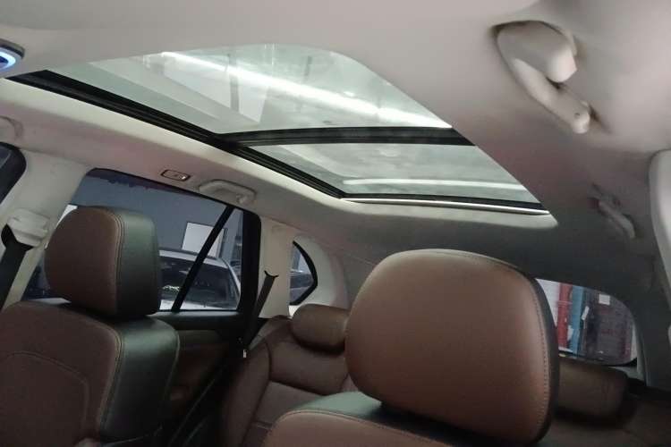 Used Haval H8 2017 2.0T Gasoline Two-Wheel Drive Enjoyment Version Headliner