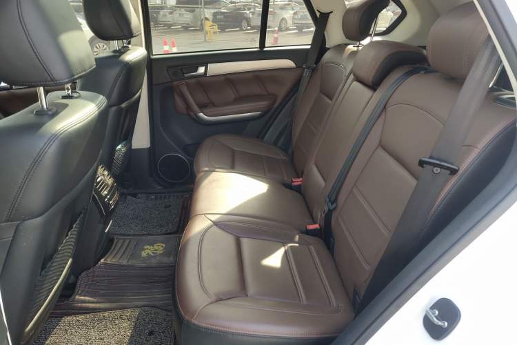 Used Haval H8 2017 2.0T Gasoline Two-Wheel Drive Smart Edition Interior 1