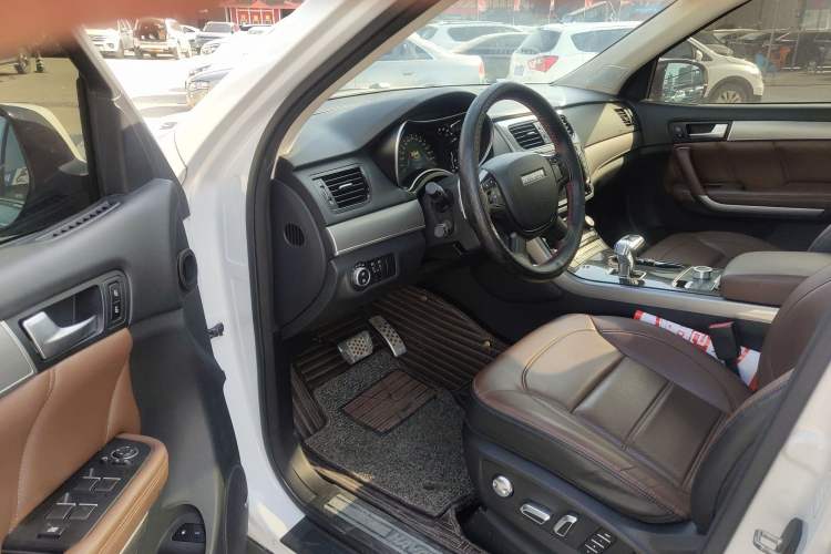 Used Haval H8 2017 2.0T Gasoline Two-Wheel Drive Smart Edition Interior 2