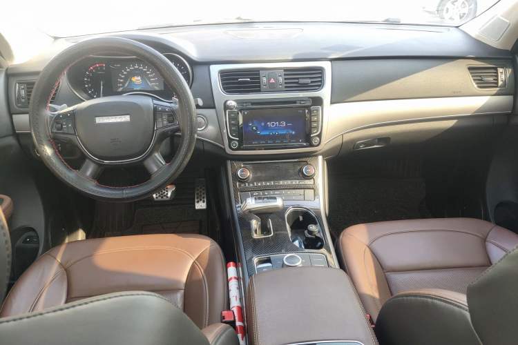 Used Haval H8 2017 2.0T Gasoline Two-Wheel Drive Smart Edition Interior 3