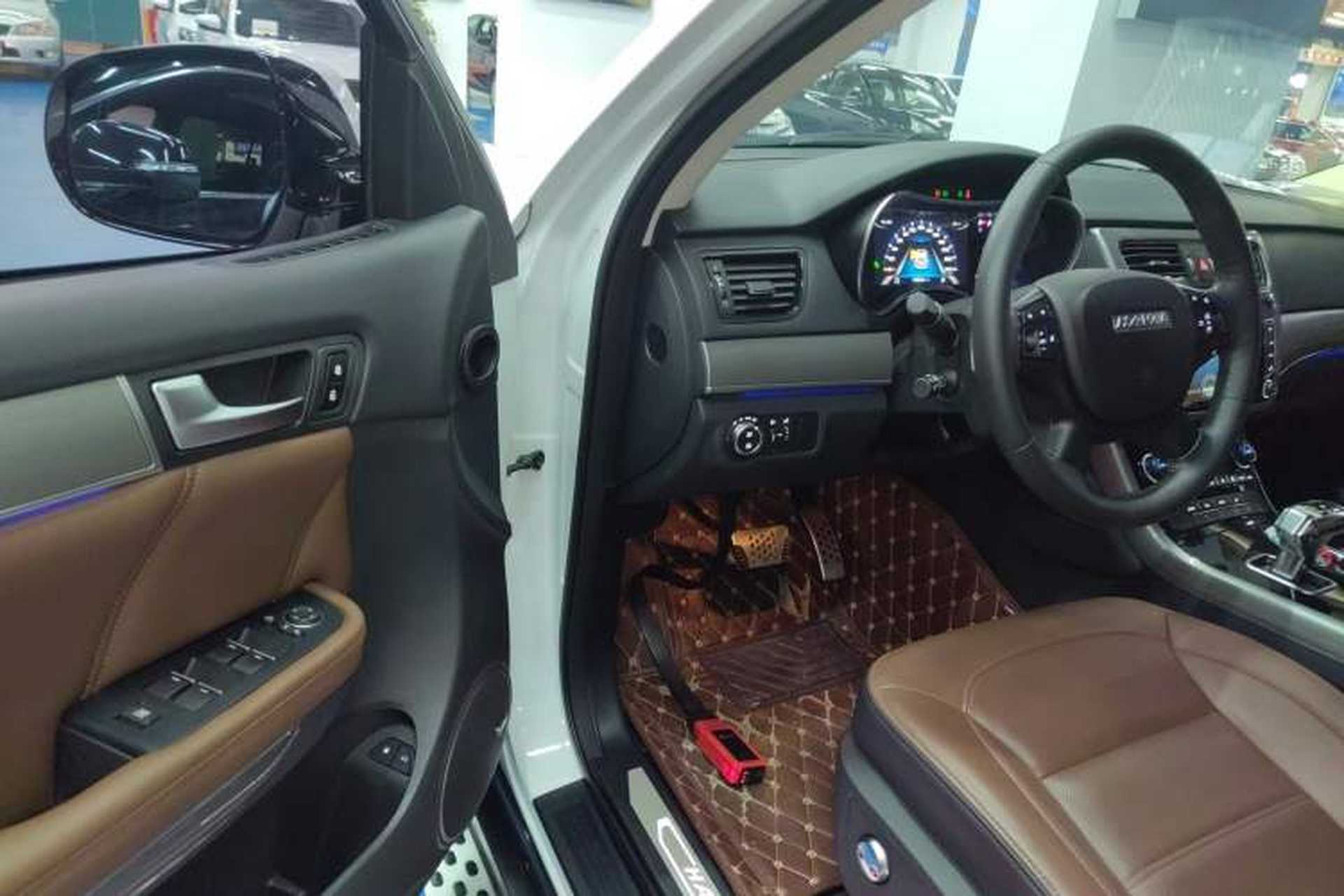 Used Haval H8 2017 2.0T Diesel Two-Wheel Drive Smart Edition Interior 3