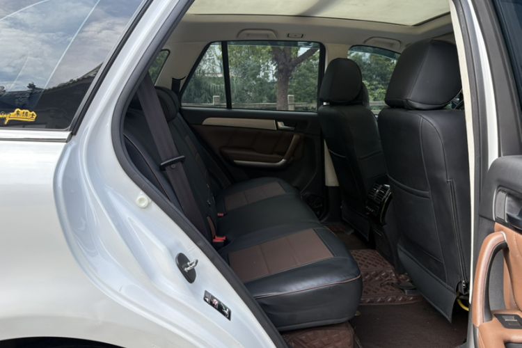 Used Haval H8 2017 2.0T Gasoline Two-Wheel Drive Smart Edition Interior 5