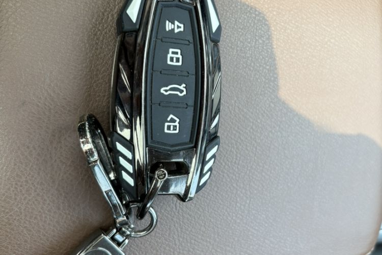 Used Haval H8 2017 2.0T Gasoline Two-Wheel Drive Smart Edition Interior 6