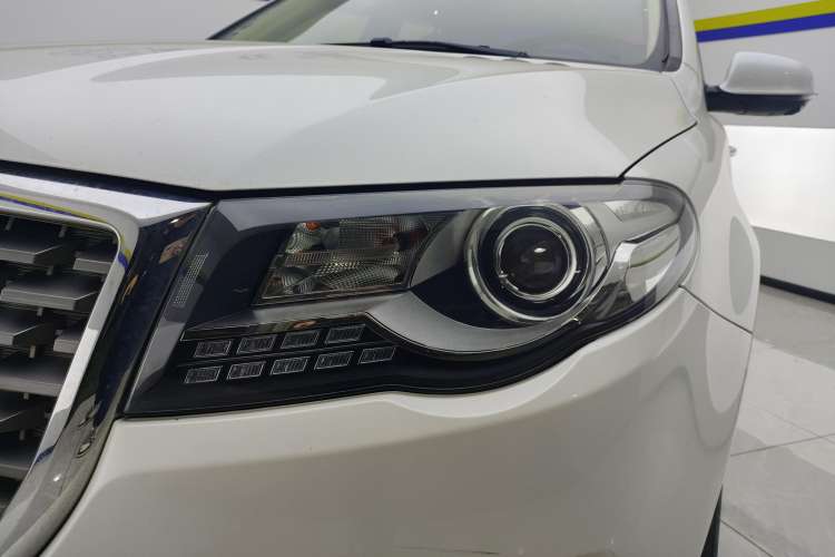 Used Haval H8 2017 2.0T Gasoline Two-Wheel Drive Smart Edition Left Front Headlight