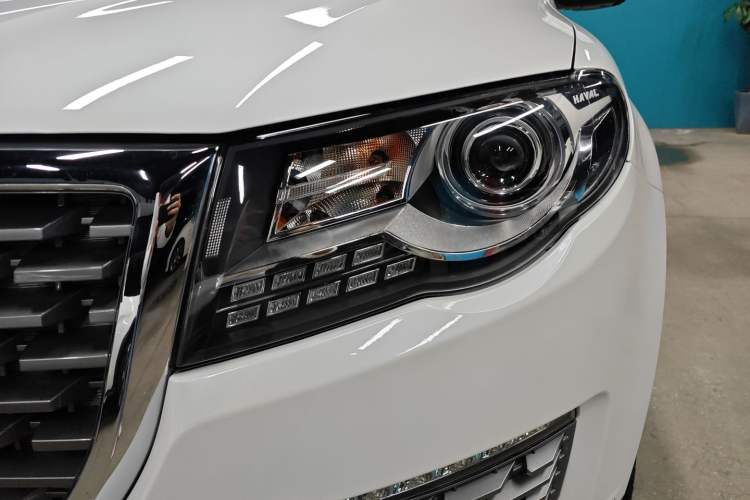 Used Haval H8 2017 2.0T Gasoline Two-Wheel Drive Smart Edition Left Front Headlight
