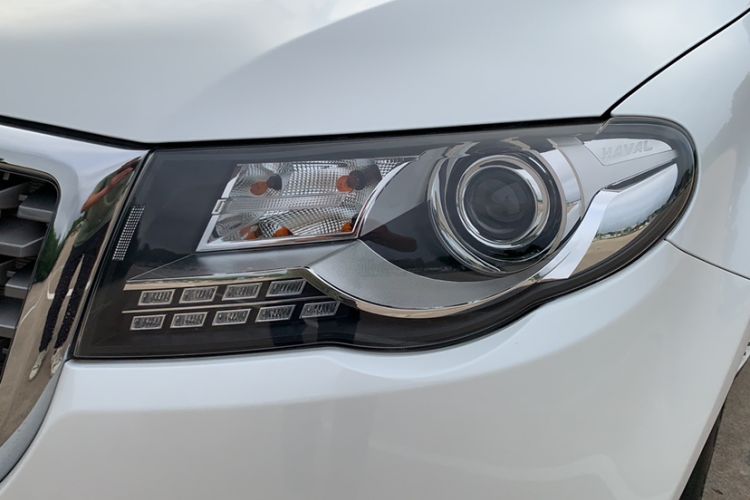 Used Haval H8 2017 2.0T Gasoline Two-Wheel Drive Enjoyment Version Left Front Headlight