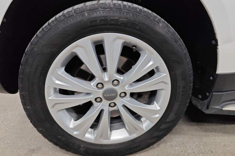 Used Haval H8 2017 2.0T Gasoline Two-Wheel Drive Smart Edition Left Front Wheel Hub