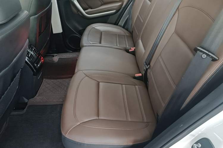 Used Haval H8 2017 2.0T Gasoline Two-Wheel Drive Enjoyment Version Left Rear Seat