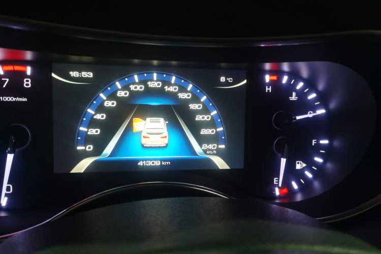 Used Haval H8 2017 2.0T Gasoline Four-Wheel Drive Luxury Model Odometer Close Up
