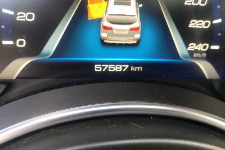 Used Haval H8 2017 2.0T Gasoline Two-Wheel Drive Smart Edition Odometer Close Up