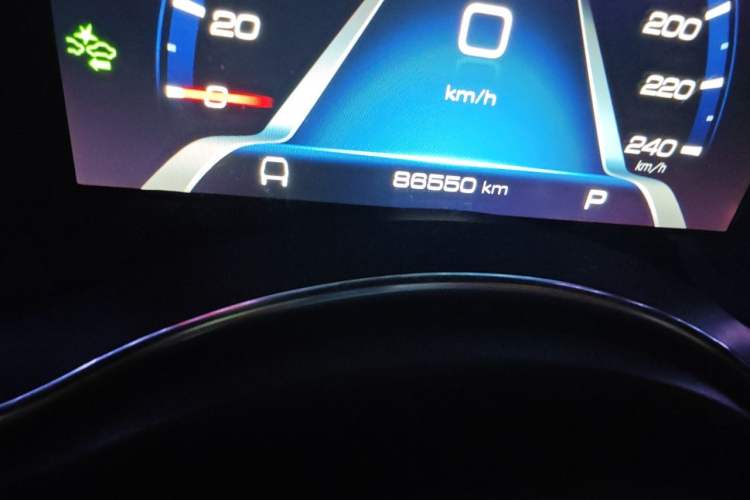 Used Haval H8 2017 2.0T Gasoline Two-Wheel Drive Smart Edition Odometer Close Up