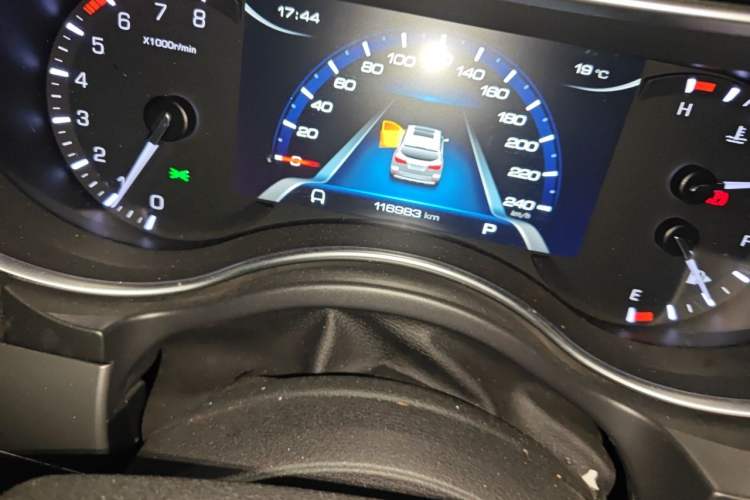 Used Haval H8 2017 2.0T Gasoline 4x4 Enjoyment Model Odometer Close Up