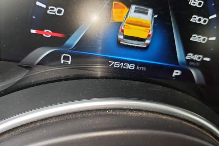 Used Haval H8 2017 2.0T Gasoline Two-Wheel Drive Enjoyment Version Odometer Close Up
