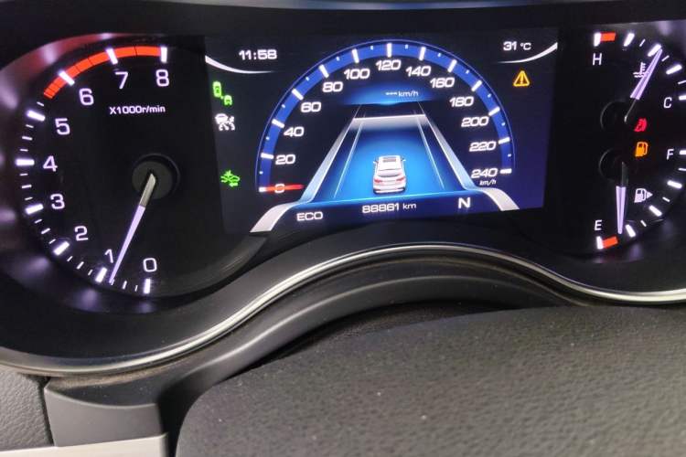Used Haval H8 2017 2.0T Gasoline Four-Wheel Drive Luxury Model Odometer Close Up