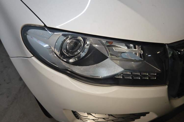 Used Haval H8 2017 2.0T Gasoline Two-Wheel Drive Smart Edition Right Front Headlight