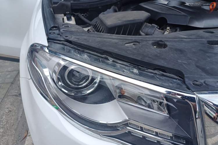 Used Haval H8 2017 2.0T Gasoline Two-Wheel Drive Smart Edition Right Front Headlight