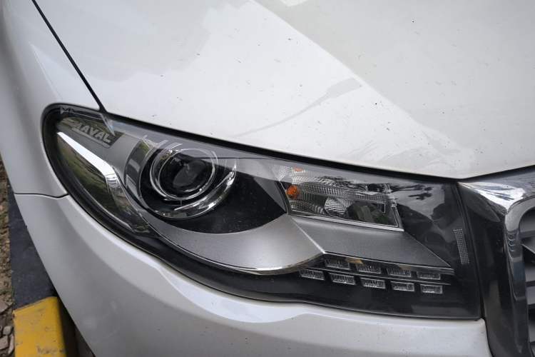 Used Haval H8 2017 2.0T Gasoline Two-Wheel Drive Smart Edition Right Front Headlight
