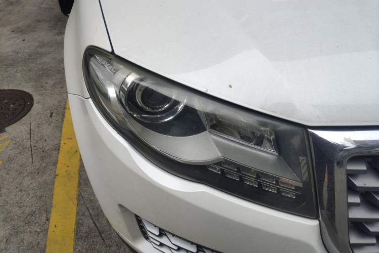Used Haval H8 2017 2.0T Gasoline Two-Wheel Drive Smart Edition Right Front Headlight