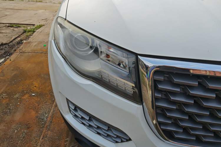 Used Haval H8 2017 2.0T Gasoline Two-Wheel Drive Enjoyment Version Right Front Headlight