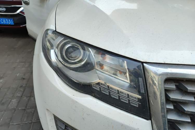 Used Haval H8 2017 2.0T Gasoline Two-Wheel Drive Enjoyment Version Right Front Headlight