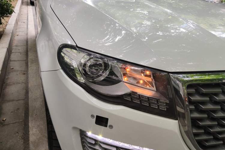 Used Haval H8 2017 2.0T Gasoline Four-Wheel Drive Luxury Model Right Front Headlight