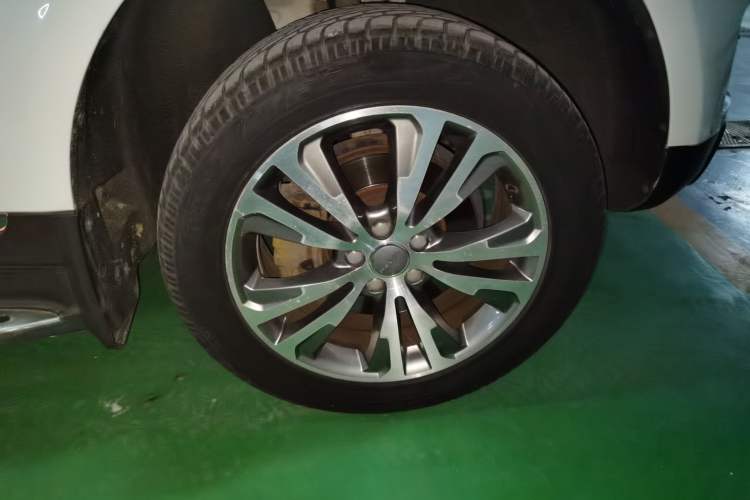 Used Haval H8 2017 2.0T Gasoline Two-Wheel Drive Smart Edition Right Front Wheel Hub