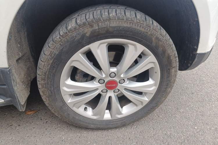 Used Haval H8 2017 2.0T Gasoline Two-Wheel Drive Smart Edition Right Front Wheel Hub