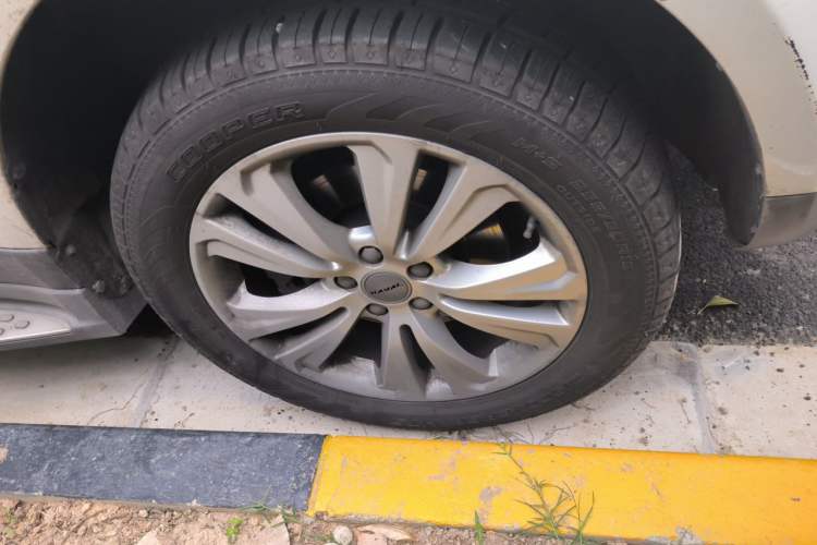 Used Haval H8 2017 2.0T Gasoline Two-Wheel Drive Smart Edition Right Front Wheel Hub