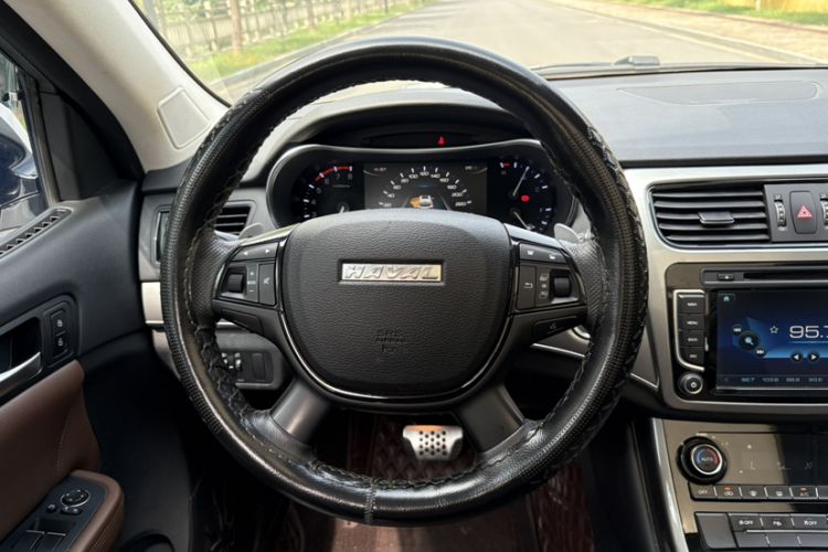 Used Haval H8 2017 2.0T Gasoline Two-Wheel Drive Smart Edition Steering Wheel