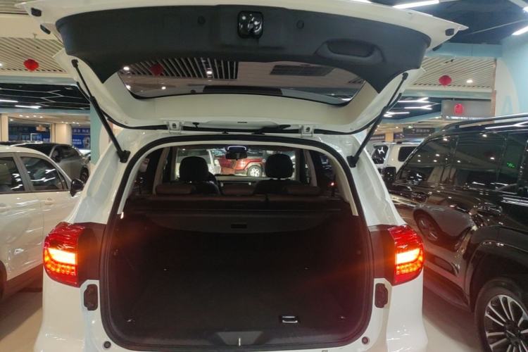Used Haval H8 2017 2.0T Gasoline Two-Wheel Drive Enjoyment Version Trunk