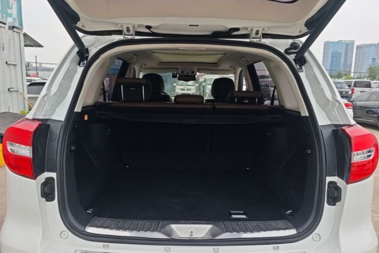 Used Haval H8 2017 2.0T Gasoline Two-Wheel Drive Smart Edition Trunk
