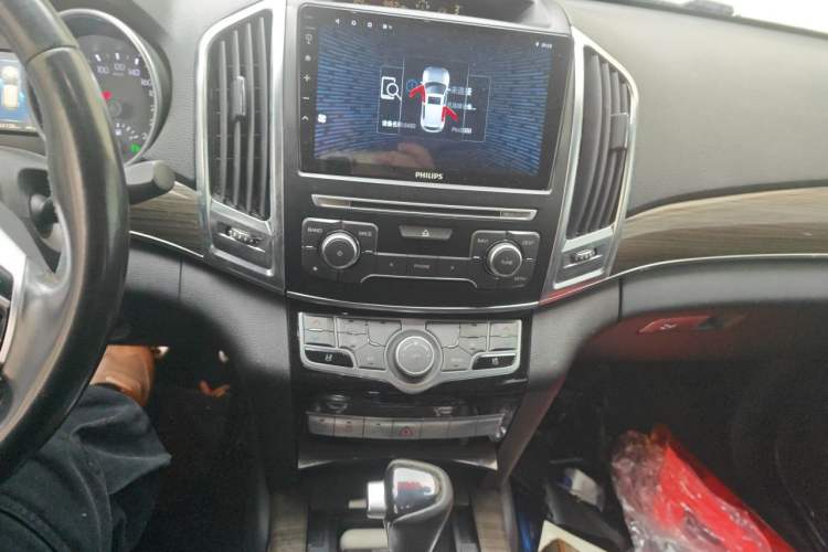 Used Haval H9 2015 2.0T Four-Wheel Drive Luxury 7-Seater Audio And AC Panel
