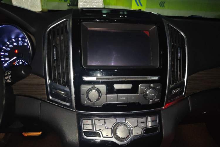Used Haval H9 2015 2.0T Four-Wheel Drive Standard Model 7 Seats Audio And AC Panel