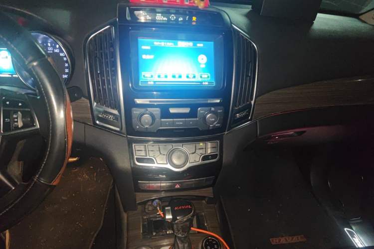 Used Haval H9 2015 2.0T Four-Wheel Drive Luxury 7-Seater Audio And AC Panel