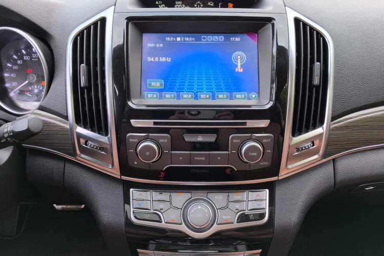 Used Haval H9 2015 2.0T Four-Wheel Drive Luxury 7-Seater Audio And AC Panel