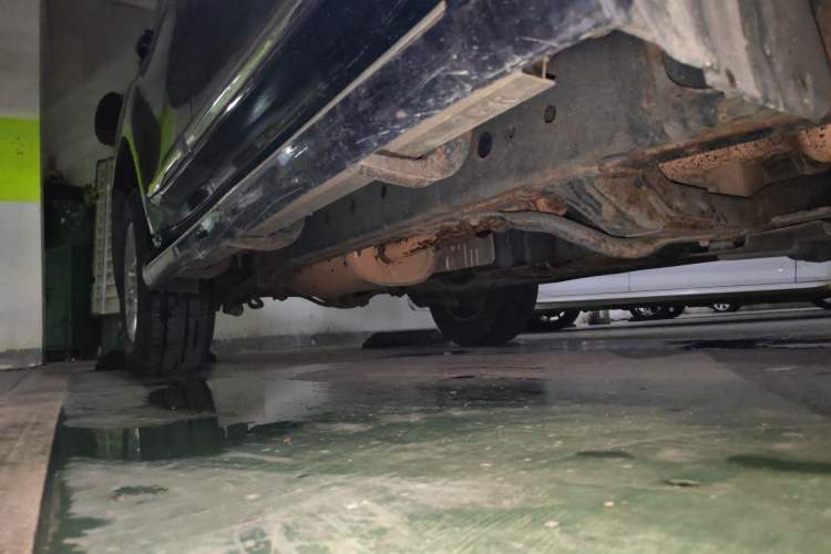 Used Haval H9 2015 2.0T Four-Wheel Drive Standard Model 7 Seats Chassis Front Right