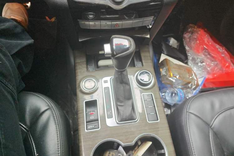 Used Haval H9 2015 2.0T Four-Wheel Drive Luxury 7-Seater Gear Lever